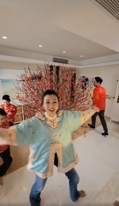 陳茵媺與老公陳豪全家桃花下圍圈跑