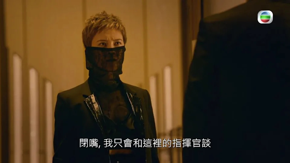 她在劇中穿上全黑露腰打扮，加上凌厲眼神和功夫非常到家