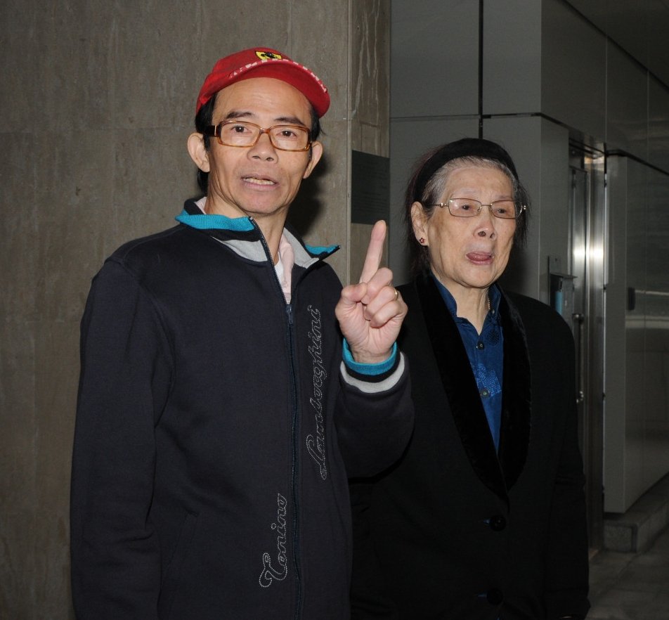 梅啟明昨日（15日）開記招質疑梅媽收電影公司的錢。