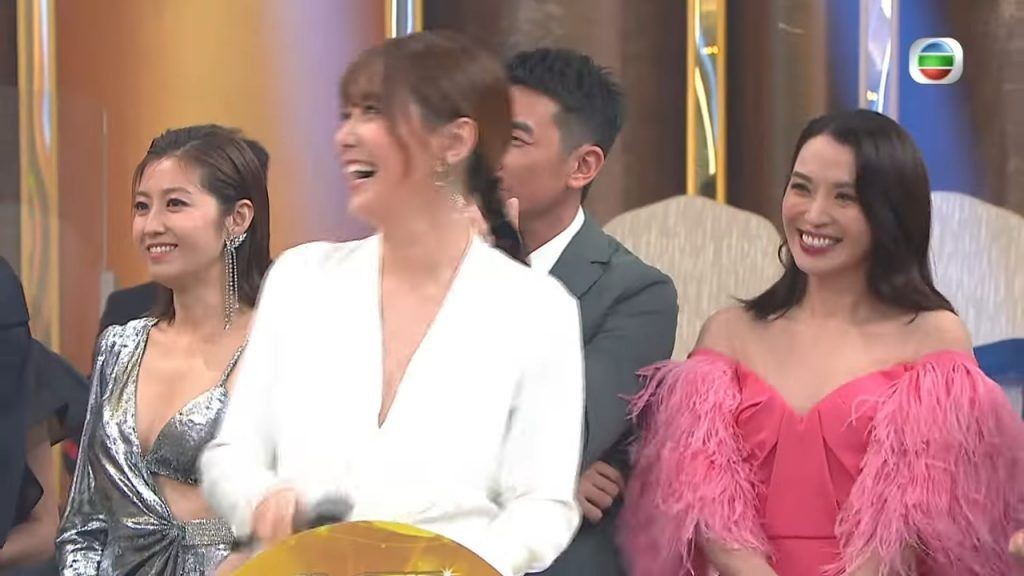 湯洛雯在台慶「私密Party」環節時表示「最恨嫁女藝人」應該是煒哥，在旁的陳煒笑得很燦爛。