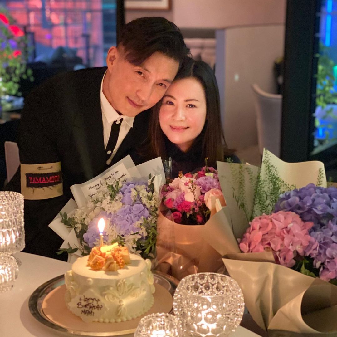 他於2019年與相戀5年的圈外女友何麗萍（Apple） 結婚