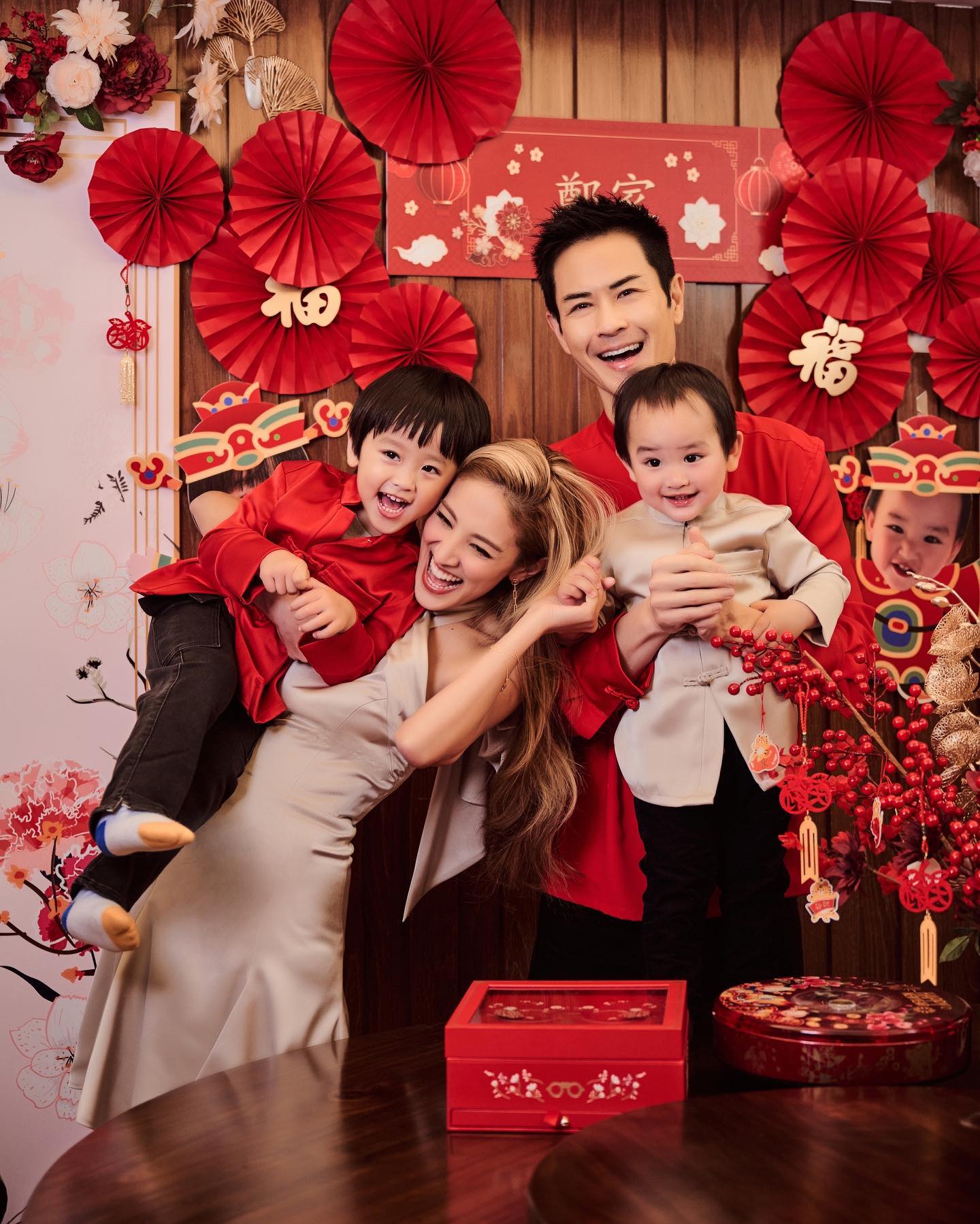 陳凱琳與鄭嘉穎這對從當初不被看好的「父女戀」，到現在變成一家四口的幸福家庭。