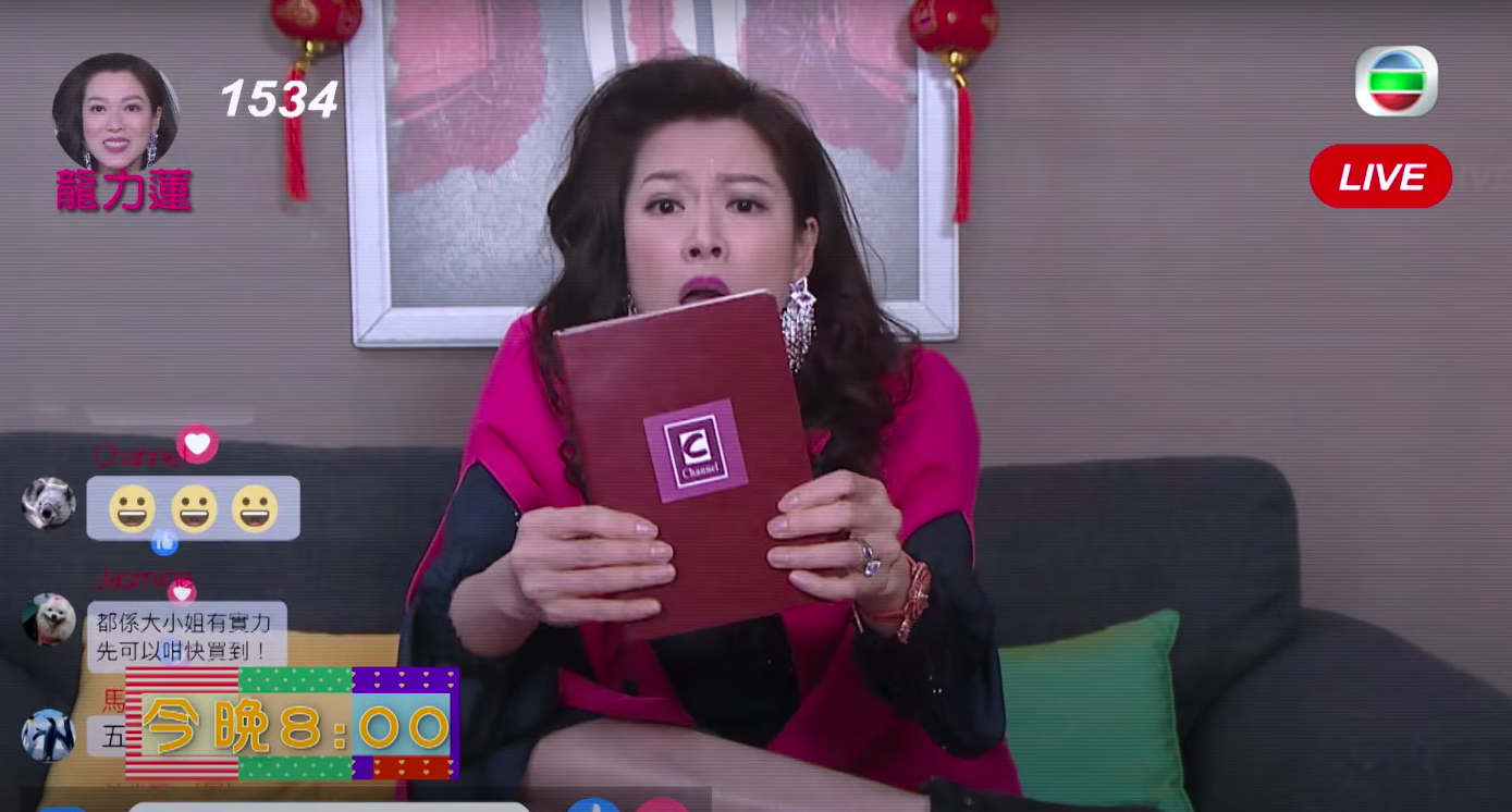 福袋入面裝滿實用性低的書籤和小飾物,大小姐隨即情緒激動