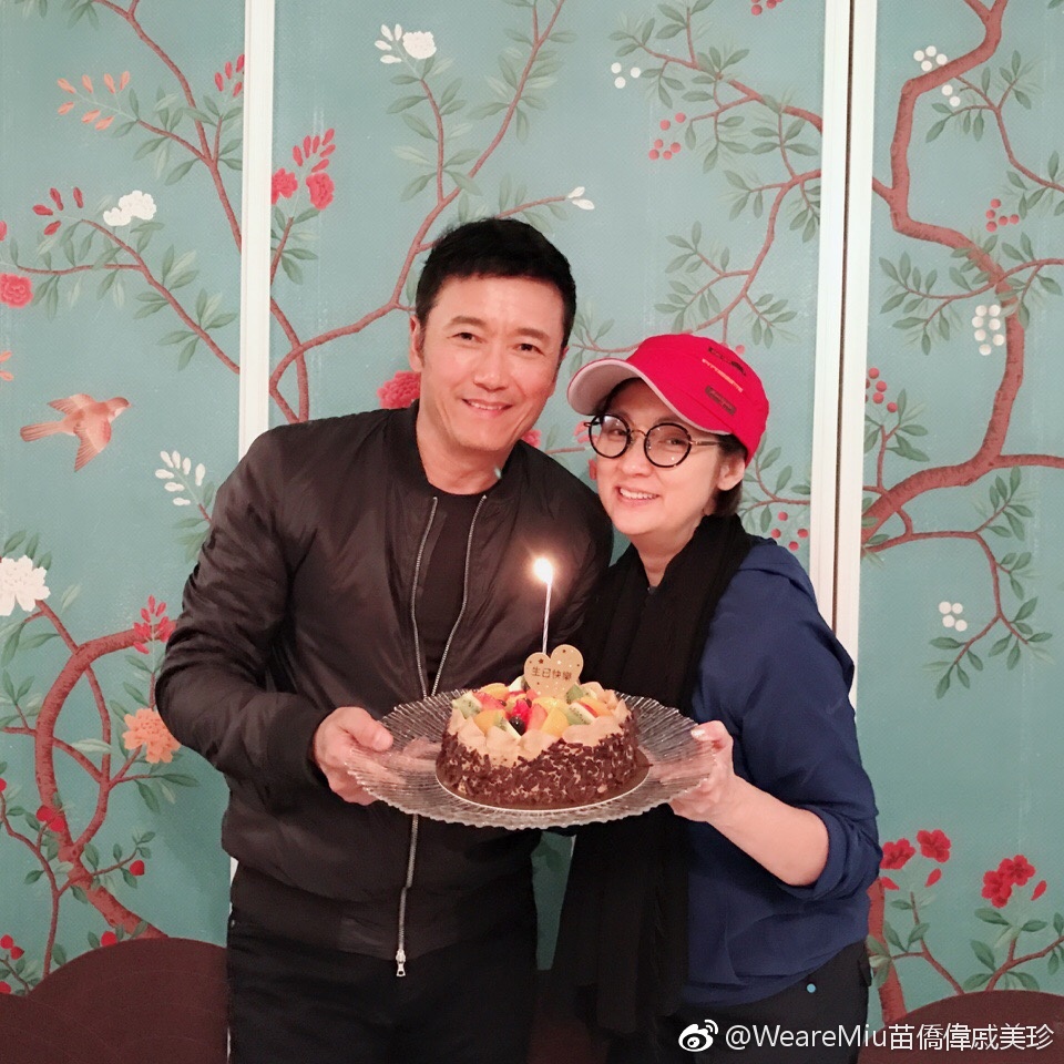 三哥不單只保養得宜，現實生活中也是一位絕世好男人