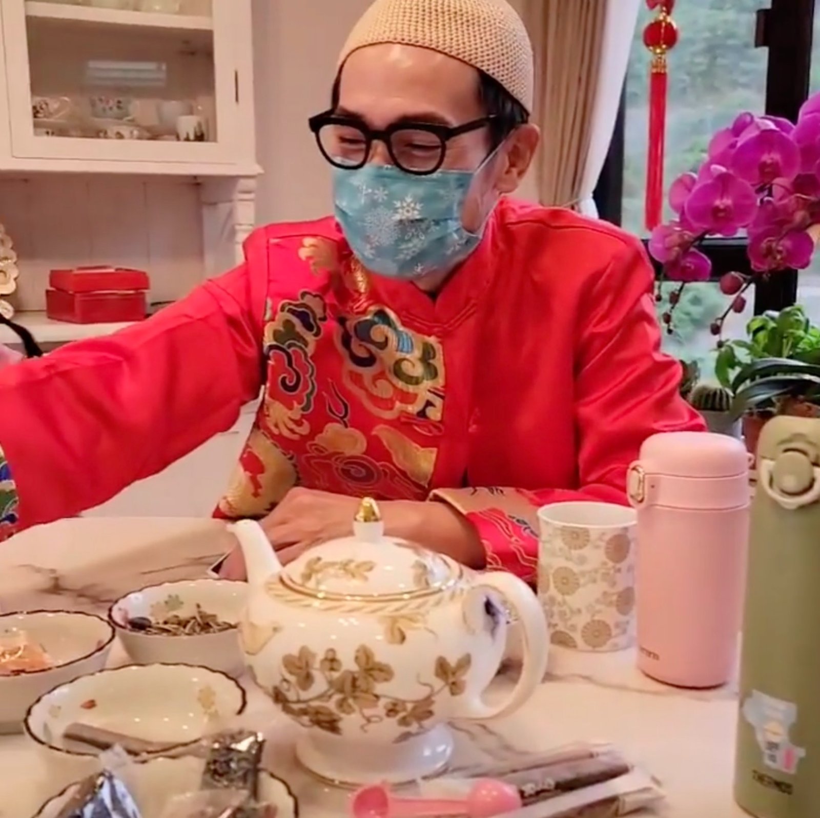 與孩子玩UNO消磨時間時也堅持戴住口罩保護家人