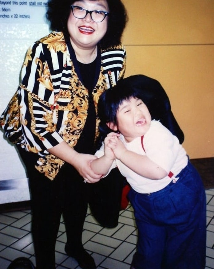 鄭欣宜（Joyce）與媽媽肥姐沈殿霞亦有「嚴母」一面。