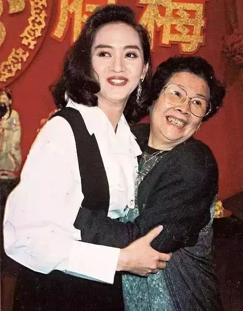梅艷芳與梅媽梅覃美金早年合照