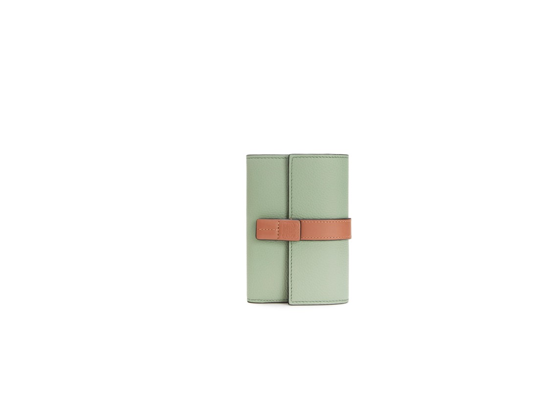 LOEWE 粒面小牛皮小號銀包 $4,950