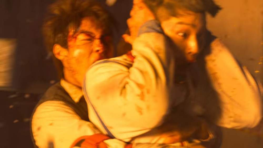 在爆炸時李青山救了尹奎男。