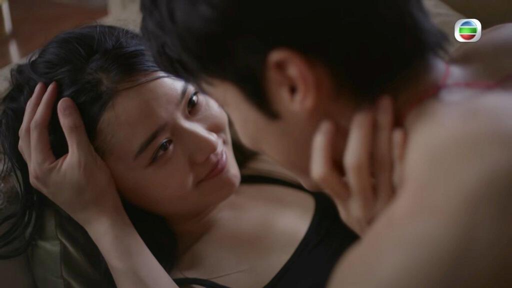 激吻過後,齊輕舟(丁子朗 飾)同溫楚瑜(戴祖儀 飾)甜笑對望。