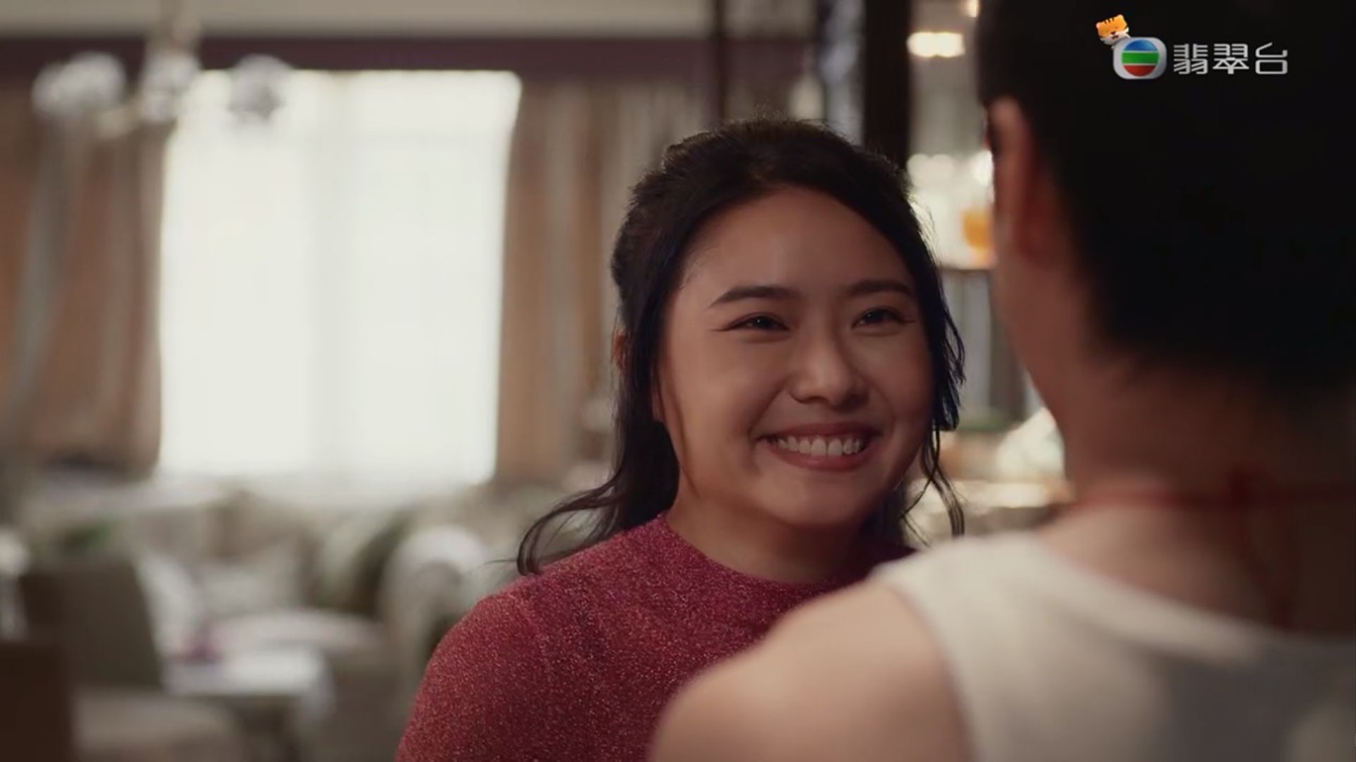 溫楚瑜(戴祖儀飾)見到事業有起色的齊輕舟(丁子朗飾)相當高興。