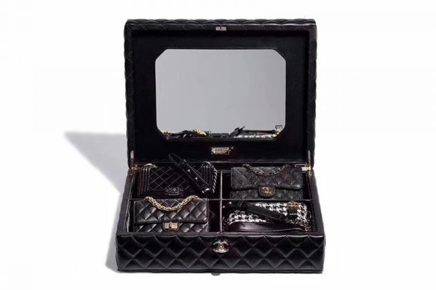 CHANEL前年推出全黑版「Chanel手袋禮箱」