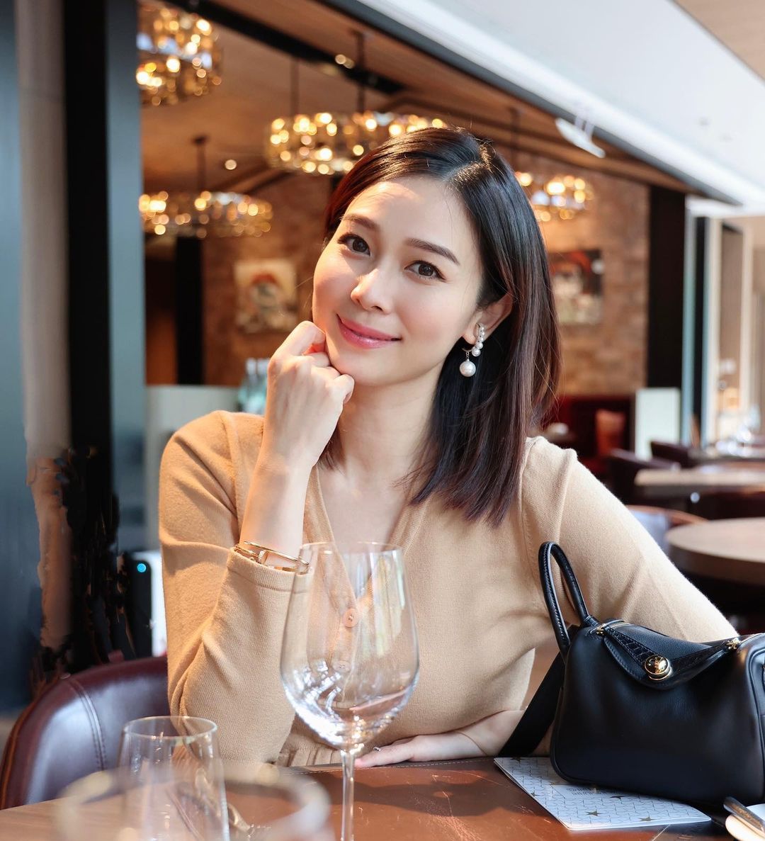 楊秀惠於2014年投資過百萬，創立「楊秀惠美妝店 Vivian Yeo’s Beauty Store」成為老闆