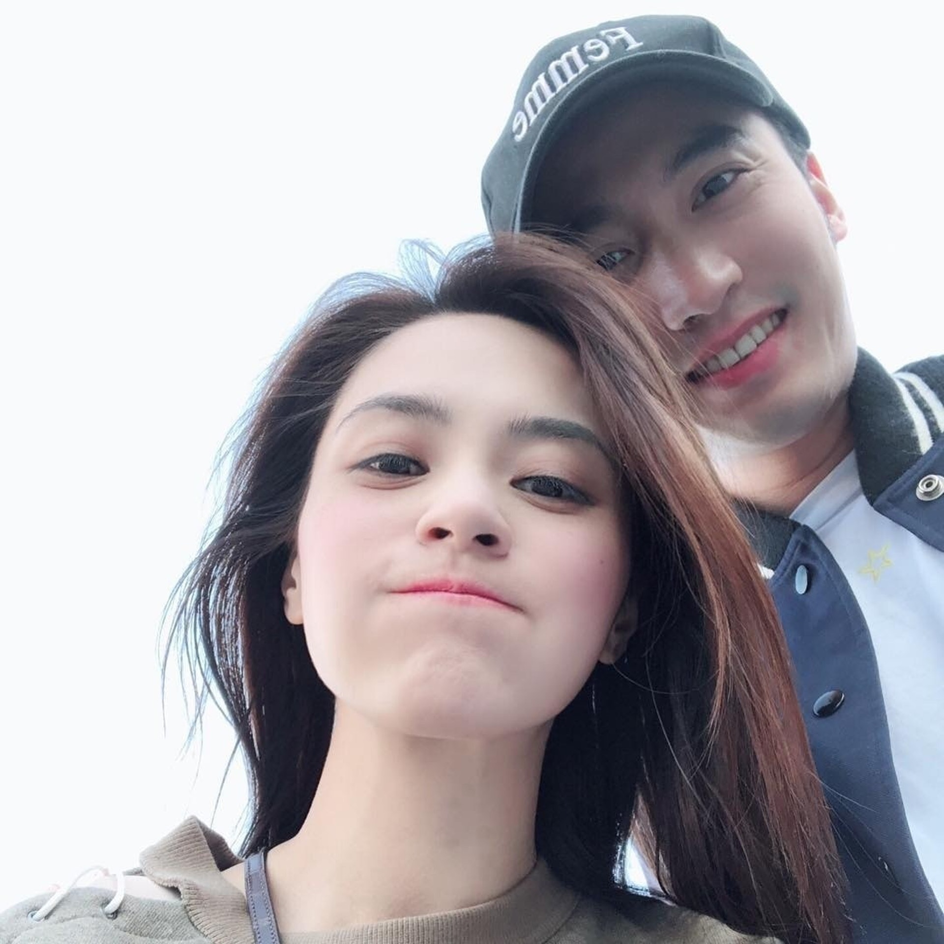 阿嬌鍾欣潼提出離婚後,賴弘國曾試圖挽回,更常自費飛到阿嬌拍戲的地方陪伴,一度感情有回溫。