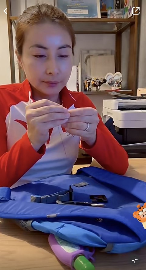 前「跳水皇后」郭晶晶親自縫兒子舊背囊