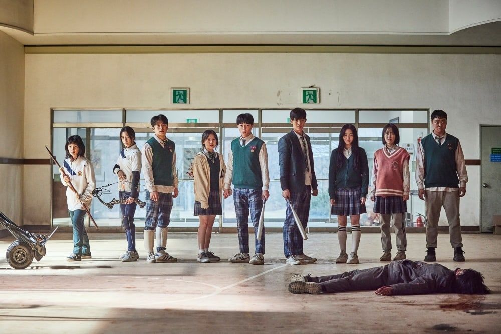 Netflix韓劇《殭屍校園》上架幾日霸佔多國排行榜第一名,更超越《魷魚遊戲》紀錄成全球首週播放次數最高劇集。