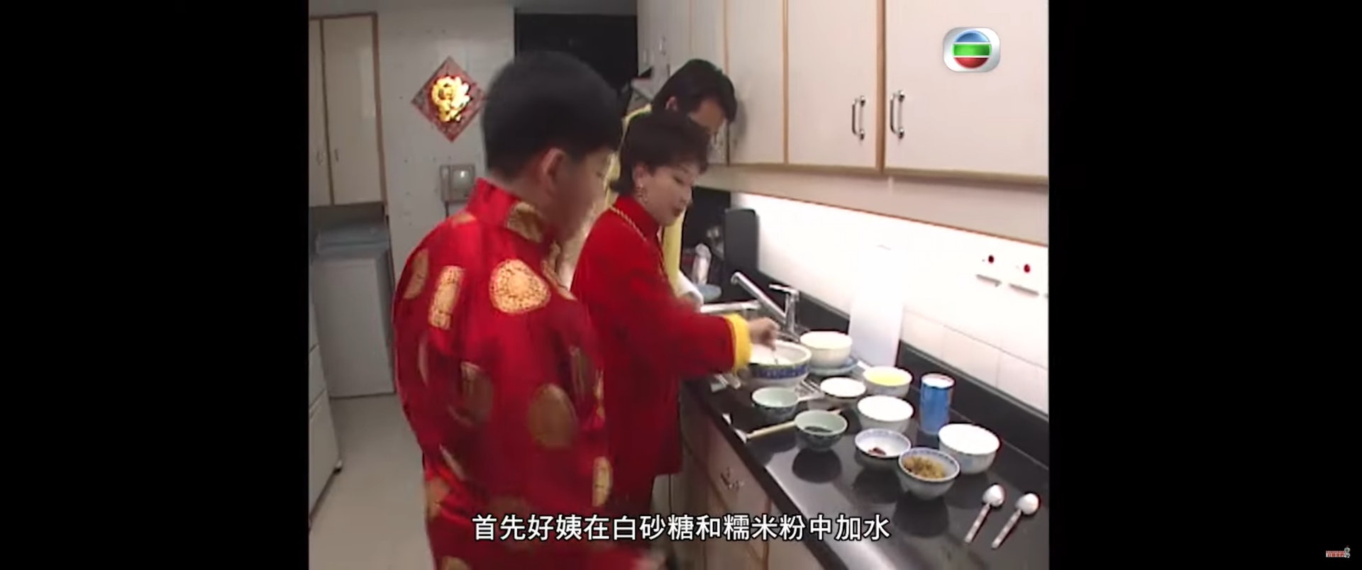 廚房設有多個櫥櫃，儲物空間充足，站了3個人依然有很多活動空間。