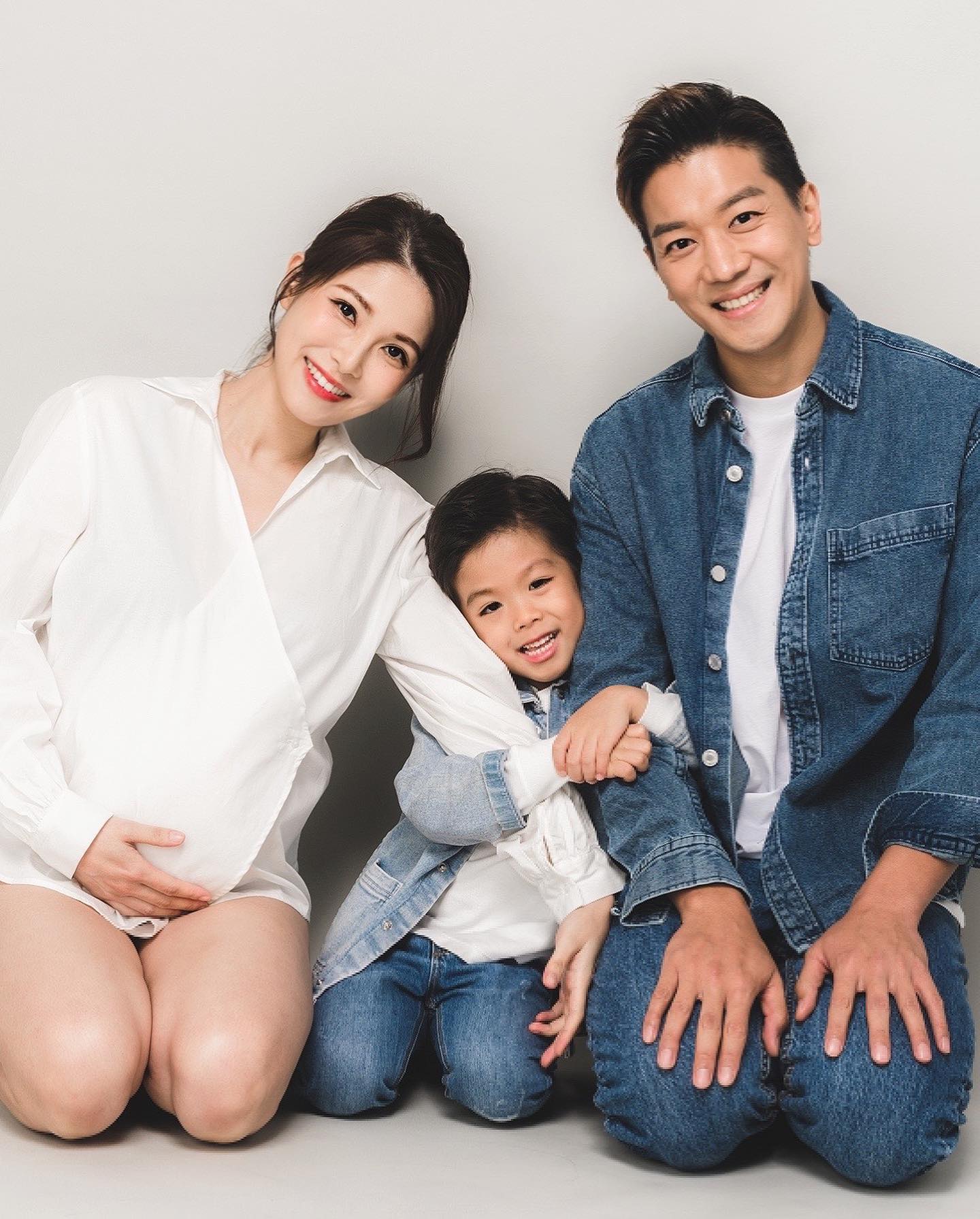 黎諾懿在細仔小冬牛出世前影全家福。