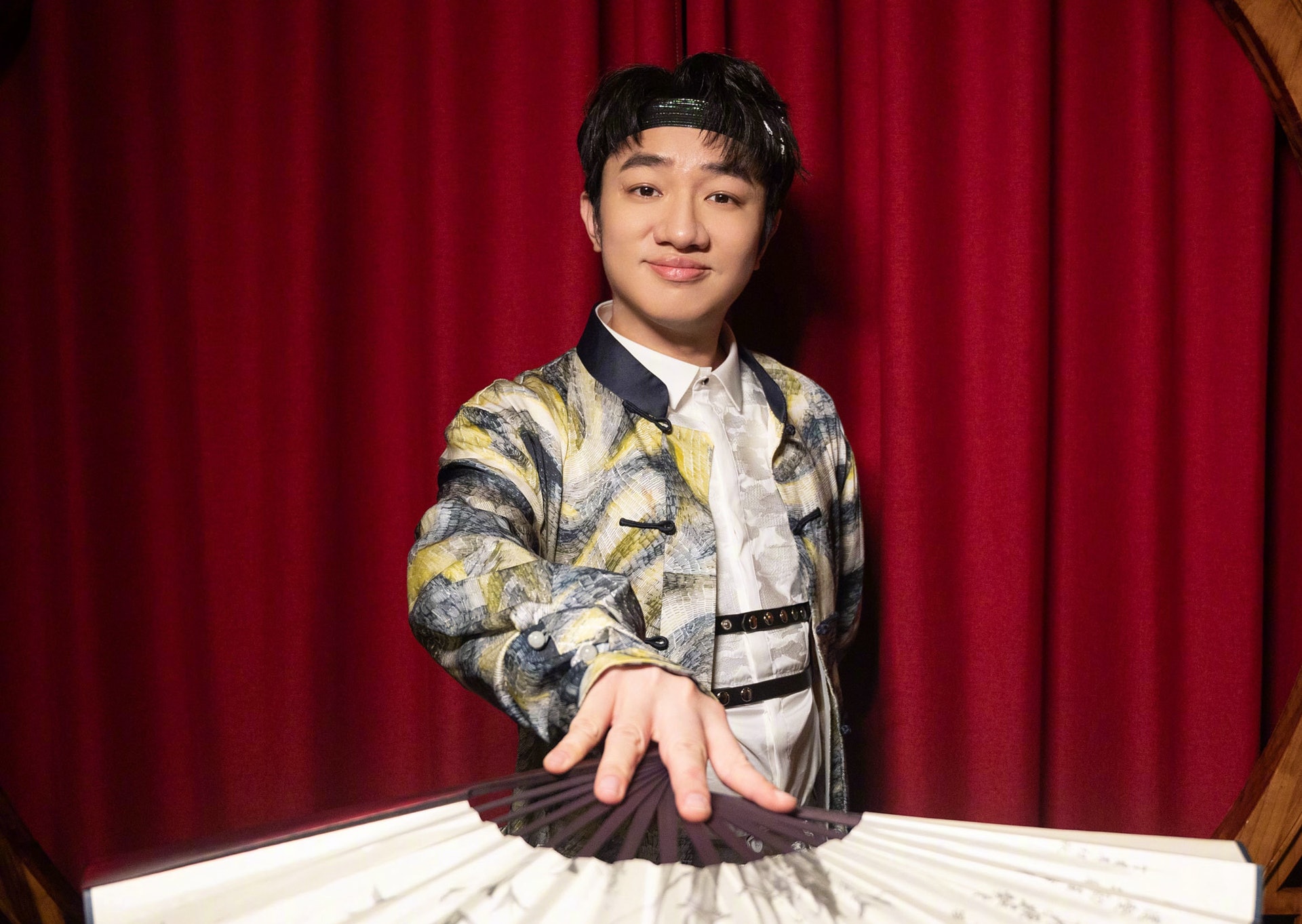 日前傳出王祖藍為了鍾嘉欣未能奪視后一事，而同TVB高層曾勵珍、樂易玲發生爭拗。