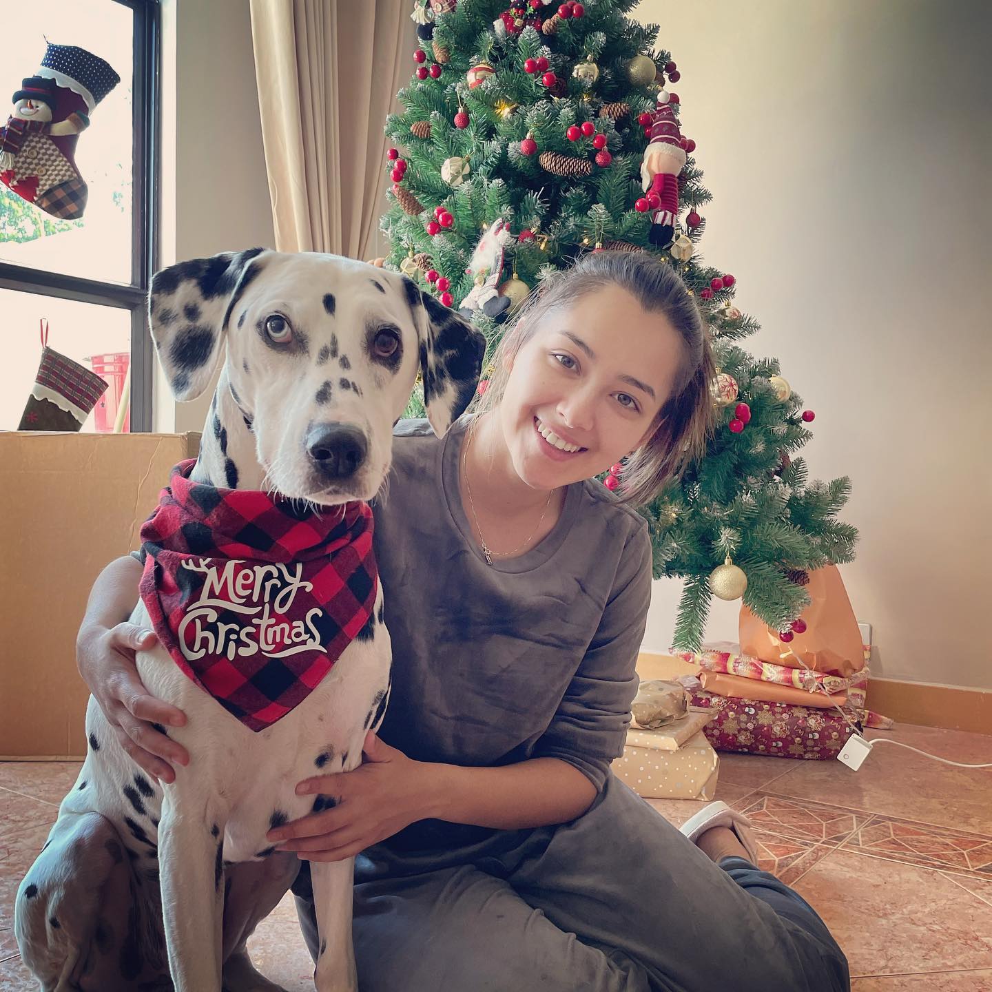 謝嘉怡在蘇格蘭長大，由於廣東話不流利，目前只被安排加入《愛·回家之開心速遞》劇組。