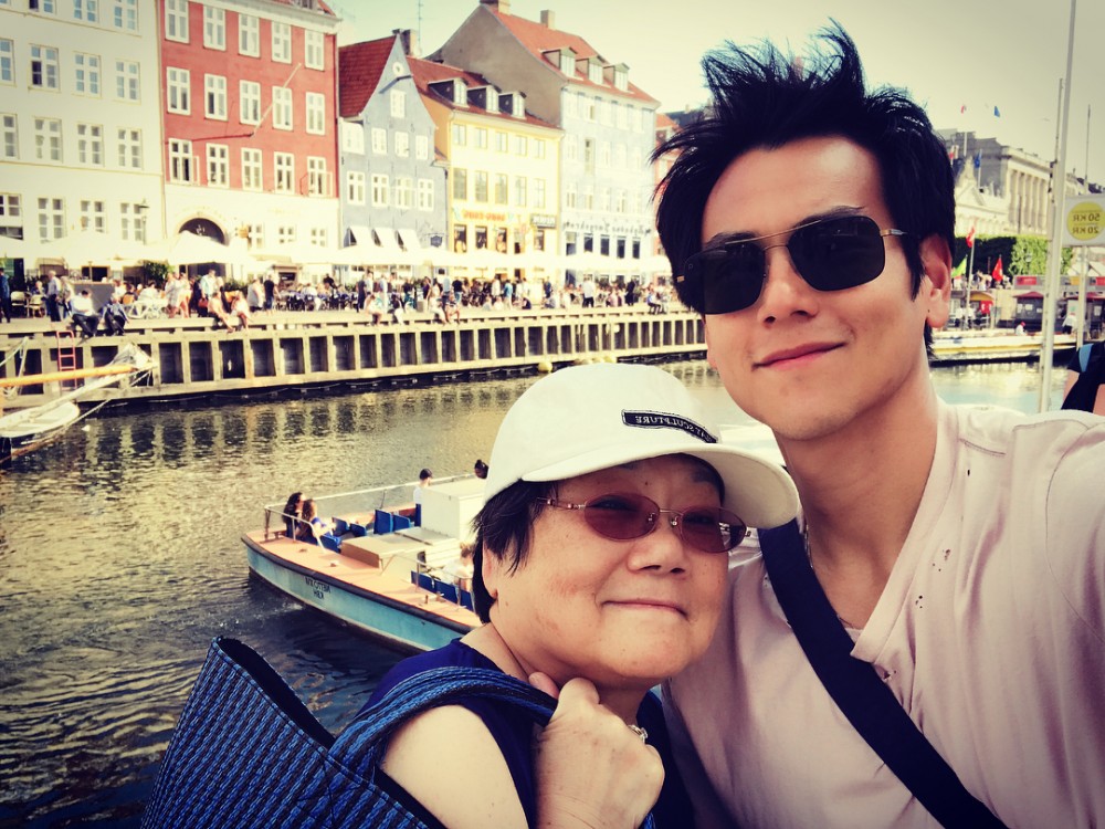 彭于晏從小就在媽媽及兩個姐姐的陪伴下成長