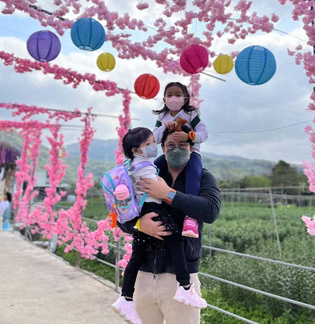 霍啟剛與郭晶晶帶囡囡到元朗