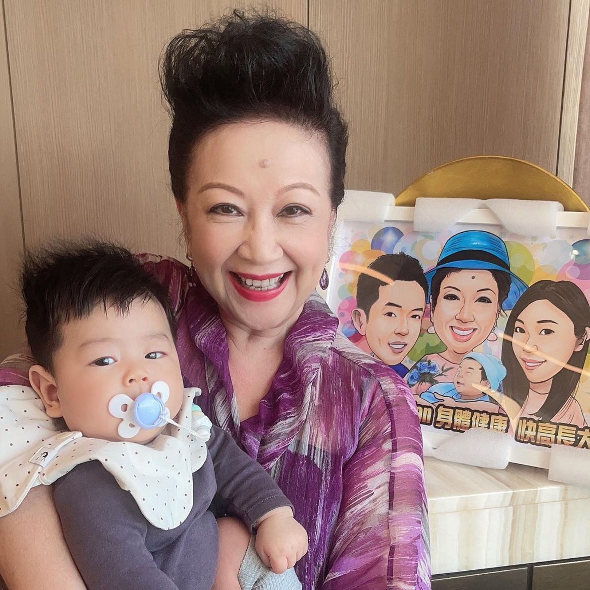 薛家燕同她的愛孫。