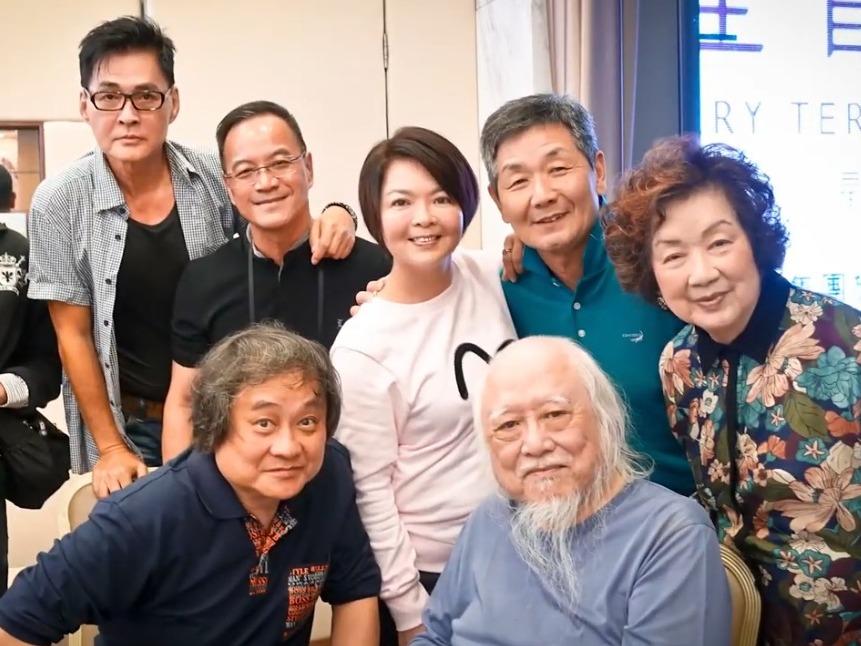 楚原和南紅由睇戲食飯開始約會。