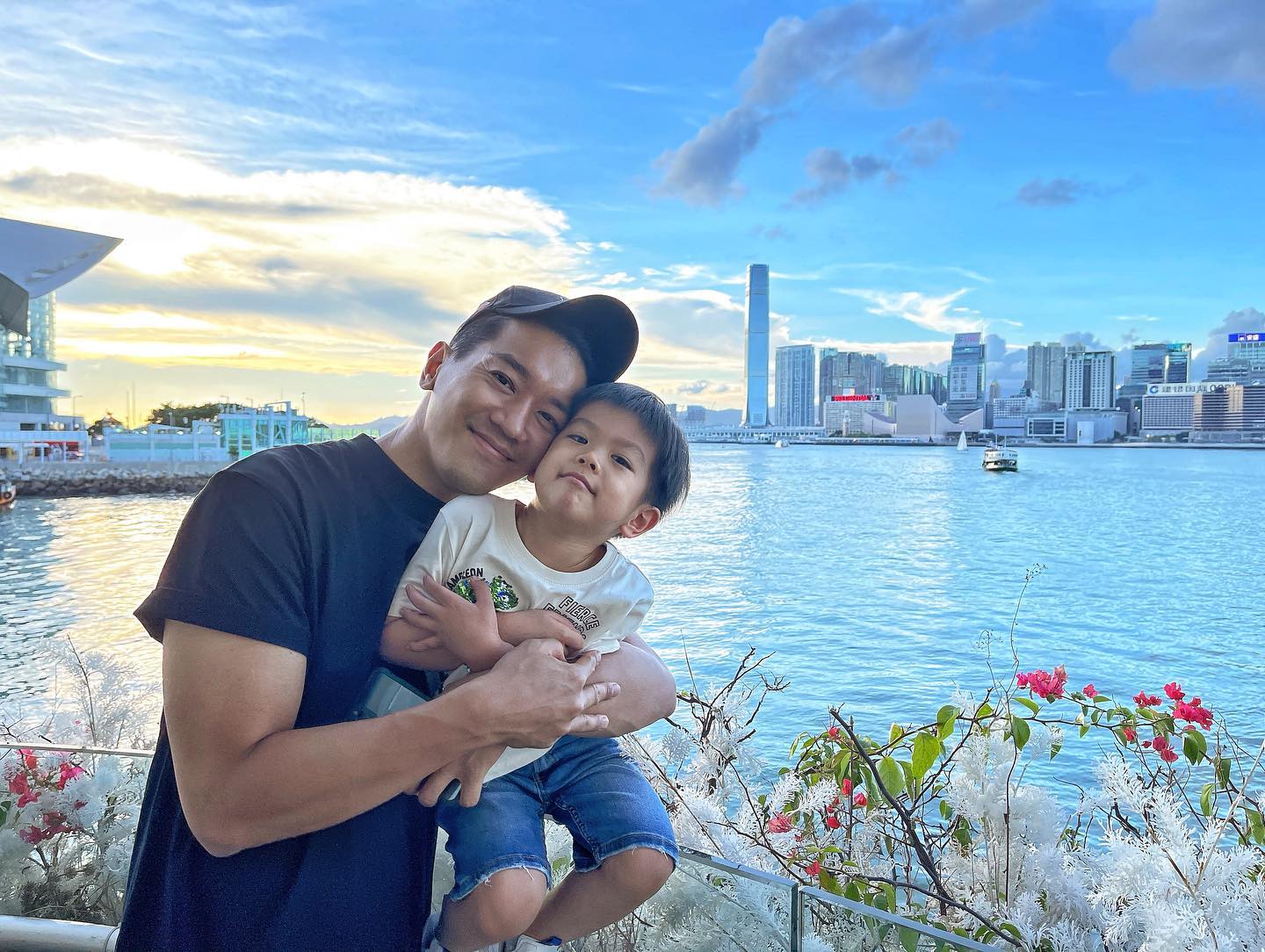 黎諾懿要求兒子要有獨立思考，而最重要的是語言，現在他已安排小春雞學日文、英文、廣東話及普通話。