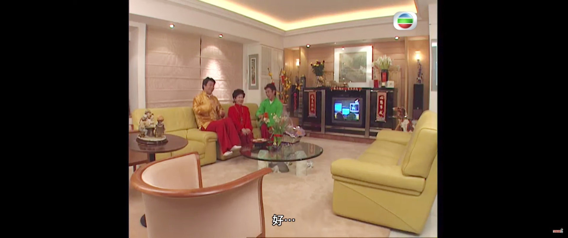 薛家燕家中大廳擺放了兩排皮質梳化，中間則擺了一張圓形茶几，空間闊落。