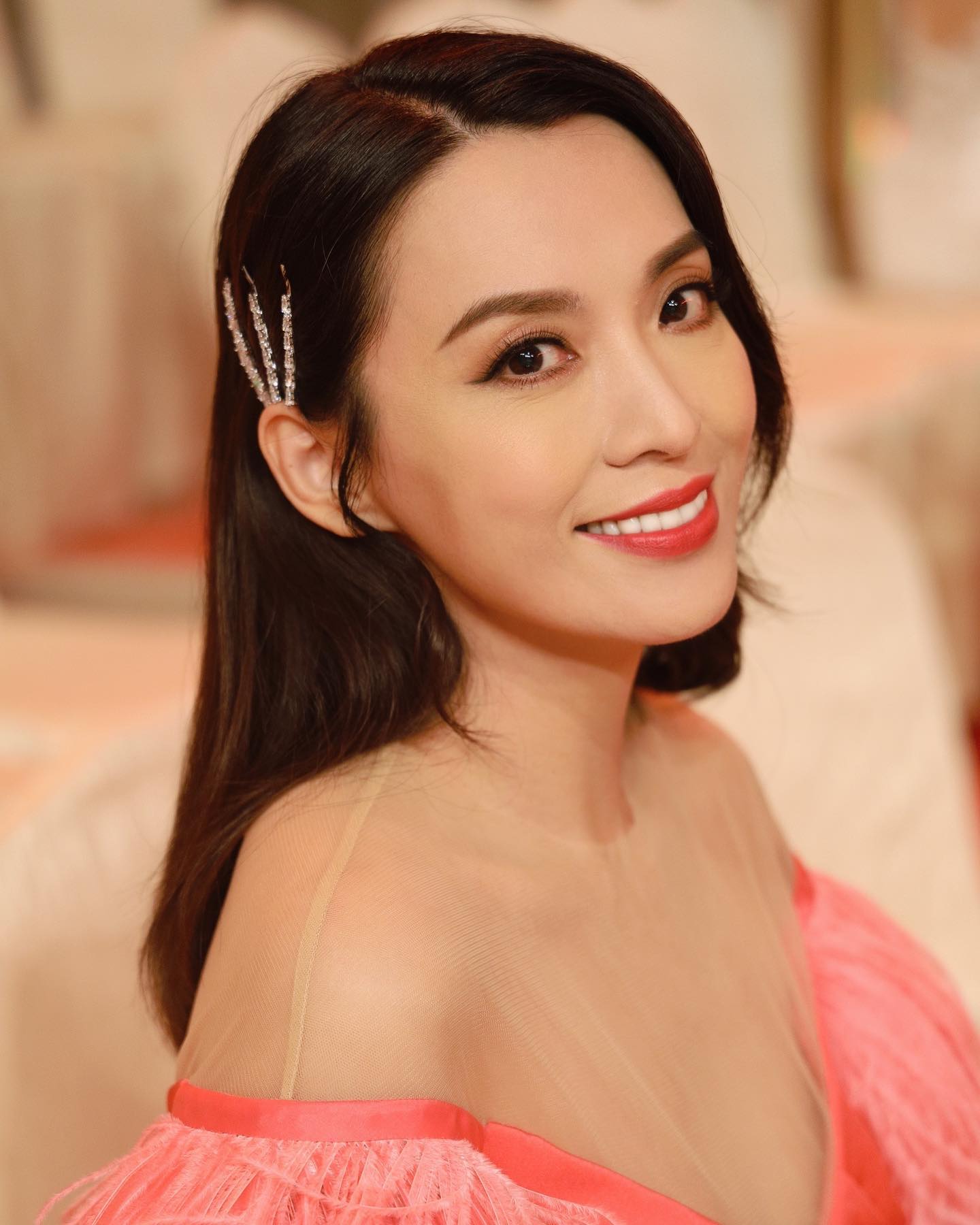 陳煒曾經歷過婚姻失敗，她同前夫分開後藉著工作麻醉自己，並用多年時間調整心態才能走出陰霾。