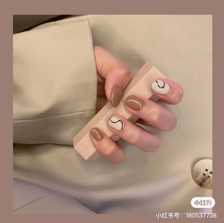 比起複雜的圖案,有時簡單的美甲款式才能更突顯溫柔與知性美!