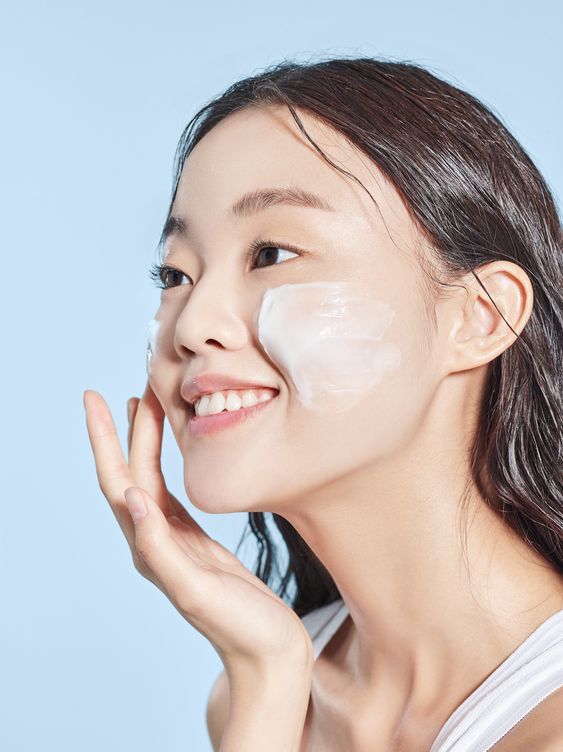 上妝前先塗上有控油效果的妝前乳，有效減少皮膚出油的情況。