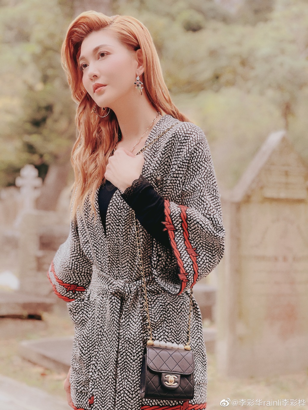 李彩華於2000年中學畢業後便成為模特兒並晉身娛樂圈。出道22年以來,她曾以歌手身分出過數張唱片,又以演員身分拍攝過不少影視作品。