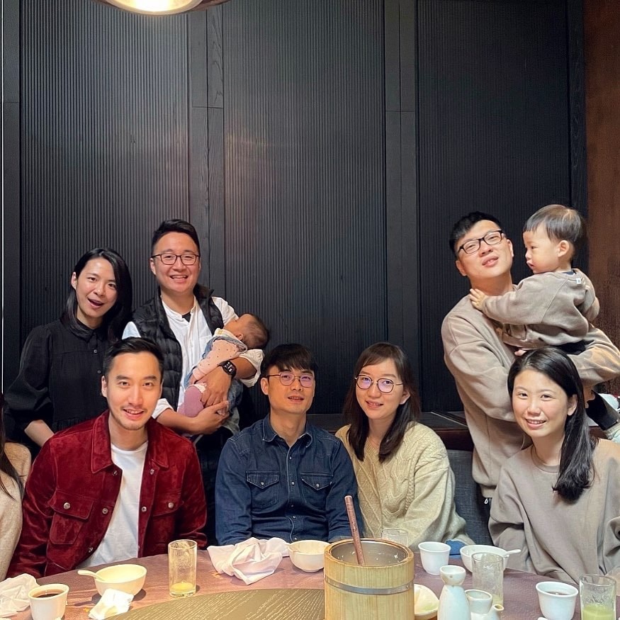 圖片賴弘國的左邊亦坐了一位長髮女性,估計就是Alice