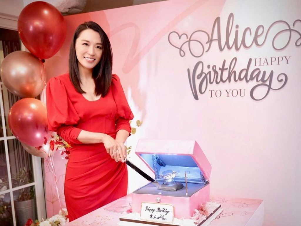 陳煒於去年48歲生日時被求婚，她戴上巨鑽在社交平台宣布喜訊：「感恩有你」。