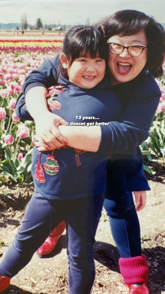 鄭欣宜（Joyce）21歲時，媽媽肥姐沈殿霞不敵肝癌離世。