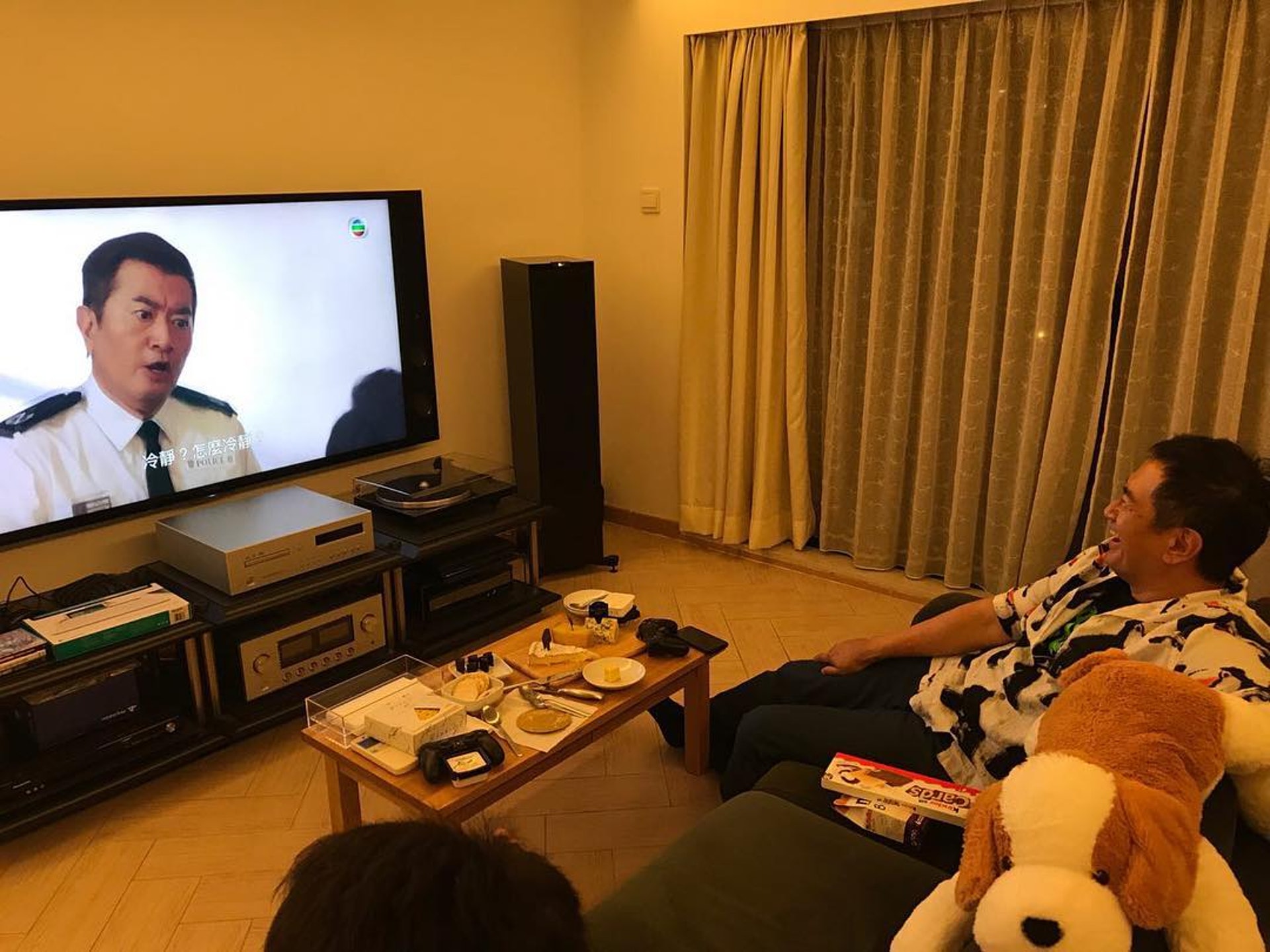 鄧梓峰家中的客廳亦相當寬闊,擺放電視機、超大音響、DVD等。