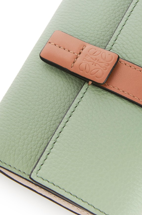 LOEWE這款在皮帶扣的位置有Anagram立體壓紋