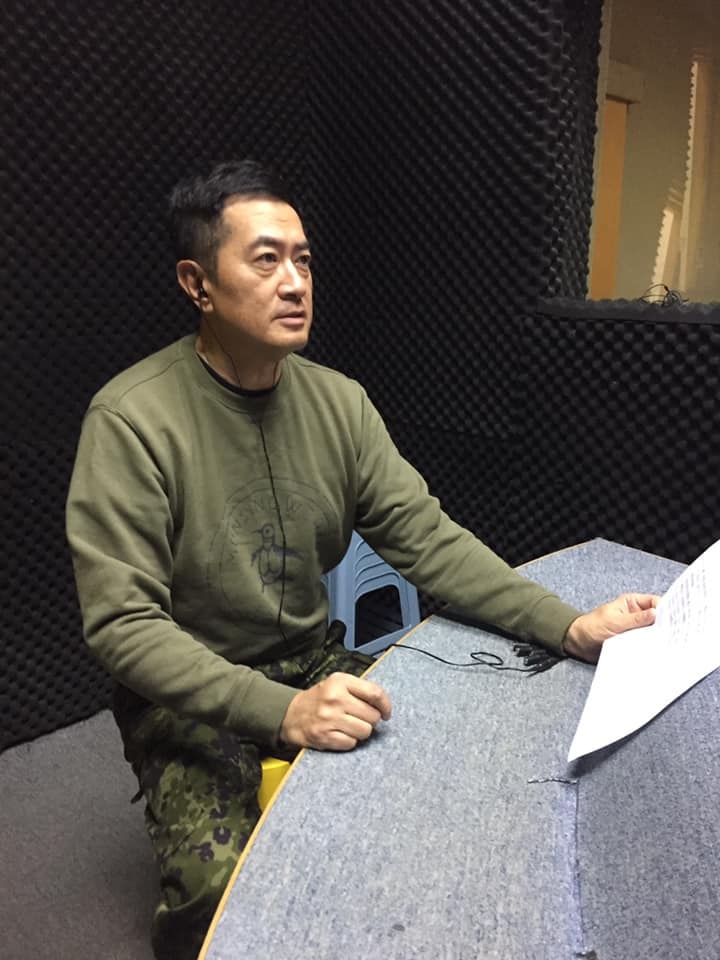 鄧梓峰的二哥鄧小宙是一名作家,其後繼承了家族生意,這令身為孻仔的鄧梓峰可以無壓力、零負擔地做喜愛的工作。
