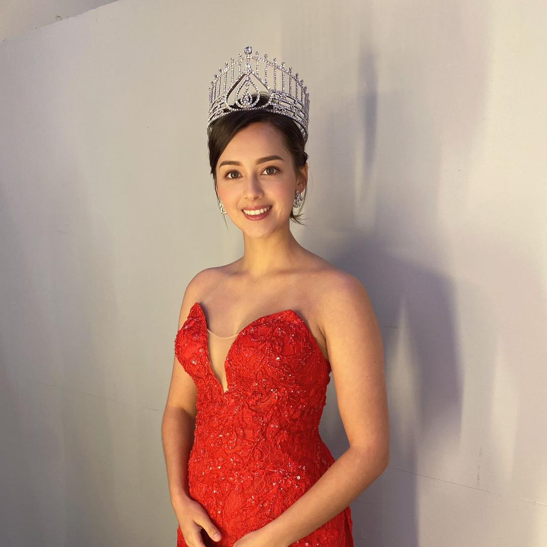 謝嘉怡為了完成爸爸夢想而報名參選港姐，更奪下「最上鏡小姐」及冠軍后冠，成為雙料港姐冠軍。