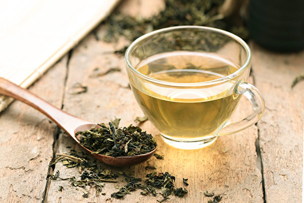 綠茶含有維他命C,可以避免肌膚受紫外線侵擾,發揮養顏美容功效。