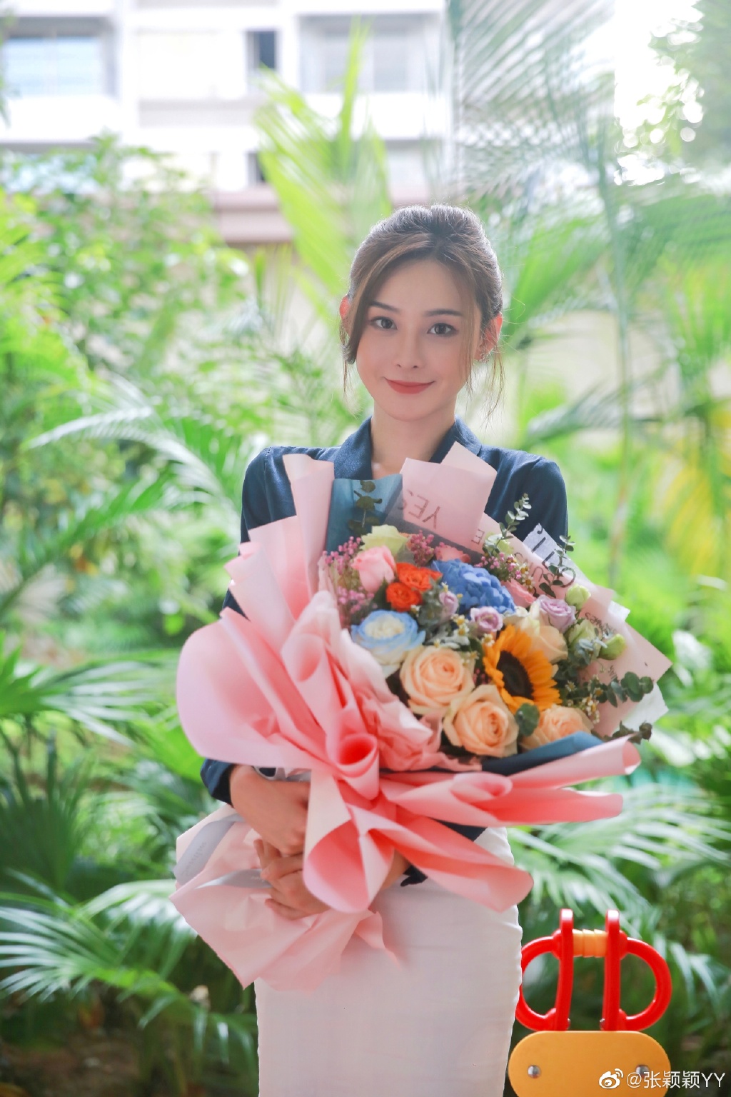 汪小菲被拍到在街上與新歡張穎穎十指緊扣。