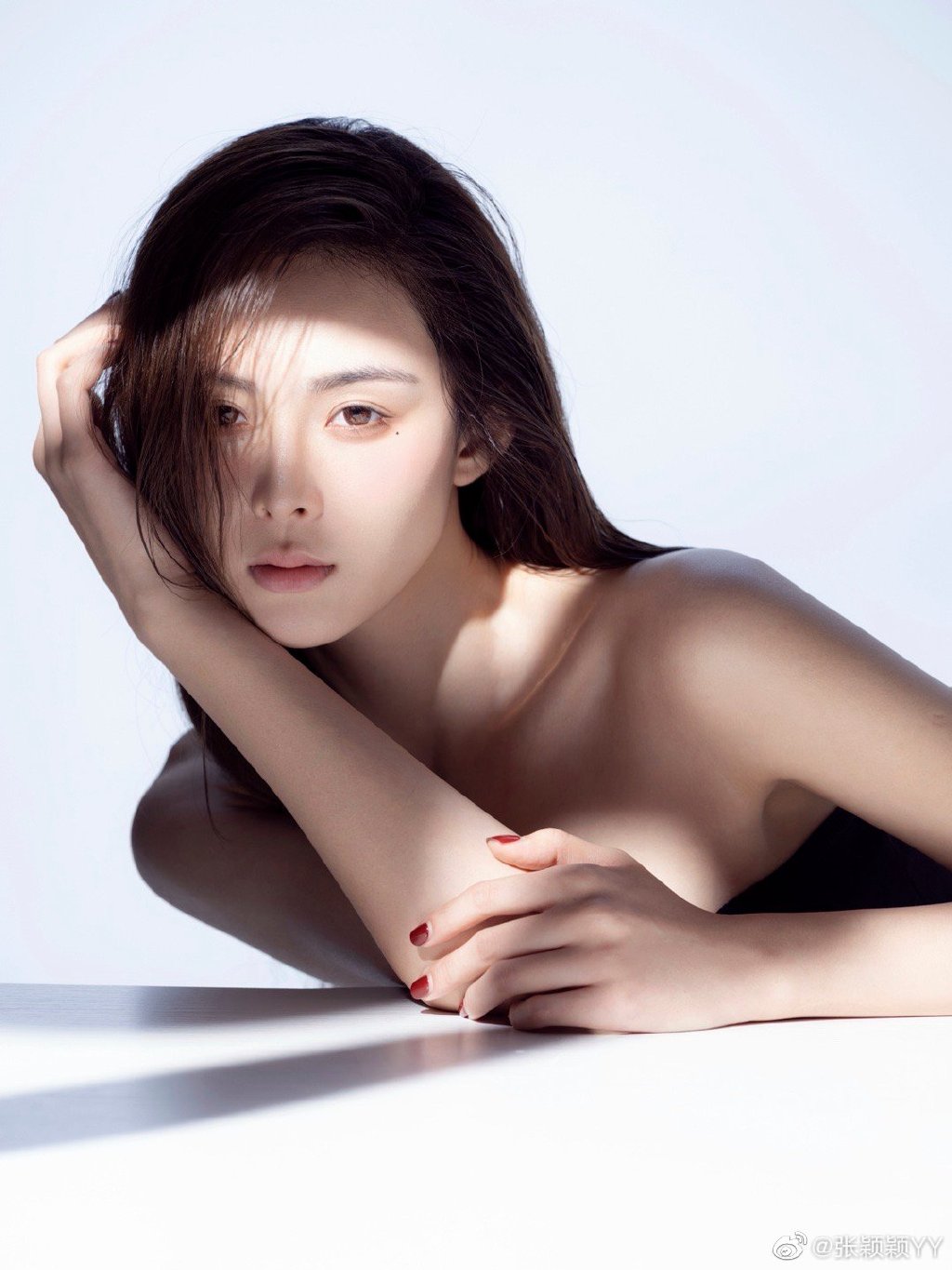 汪小菲被拍到與張穎穎十指緊扣,不過張穎穎反應極快,甩開汪小菲的手並摟住身旁閨密,企圖掩飾兩人關係。