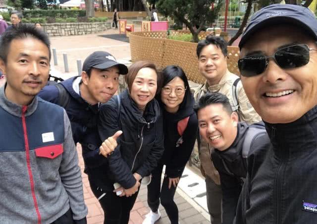 不少粉絲在街上偶遇要求合照他都來者不拒