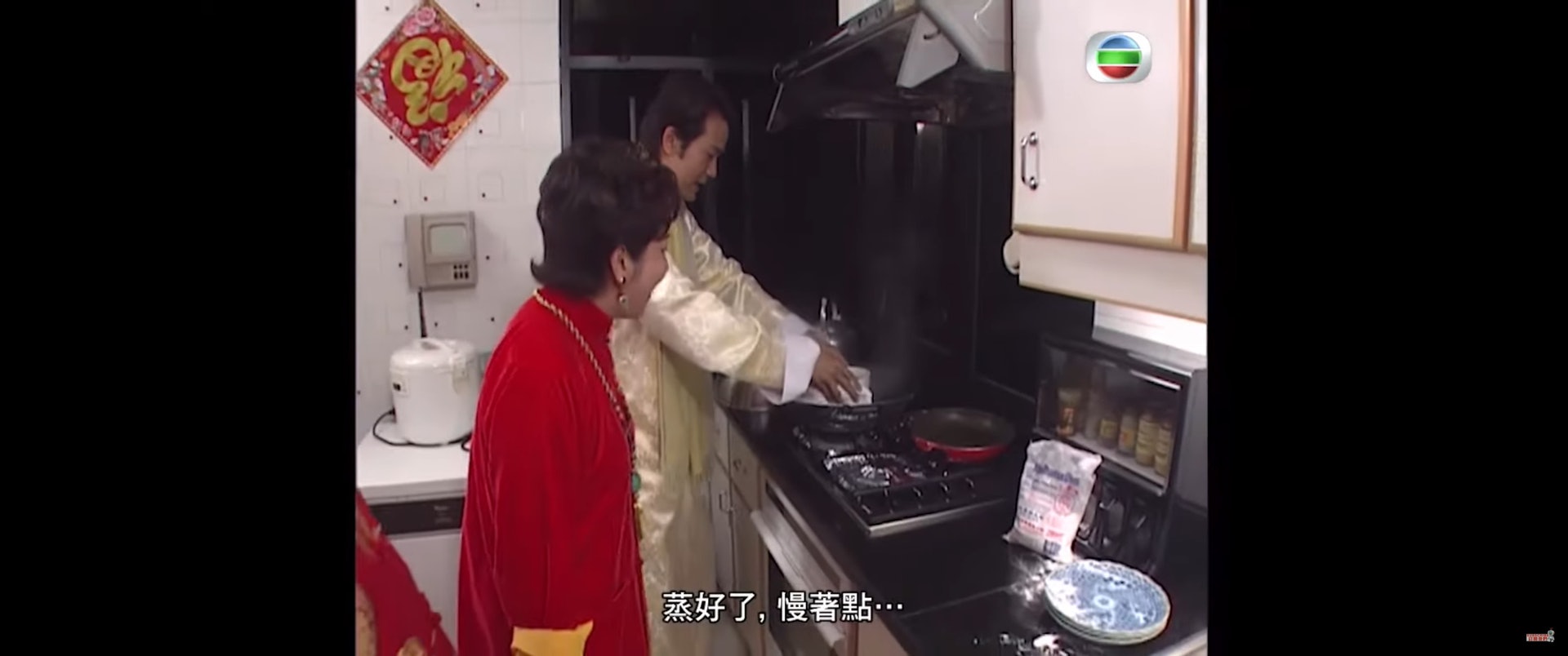 廚房設有多個櫥櫃，儲物空間充足。