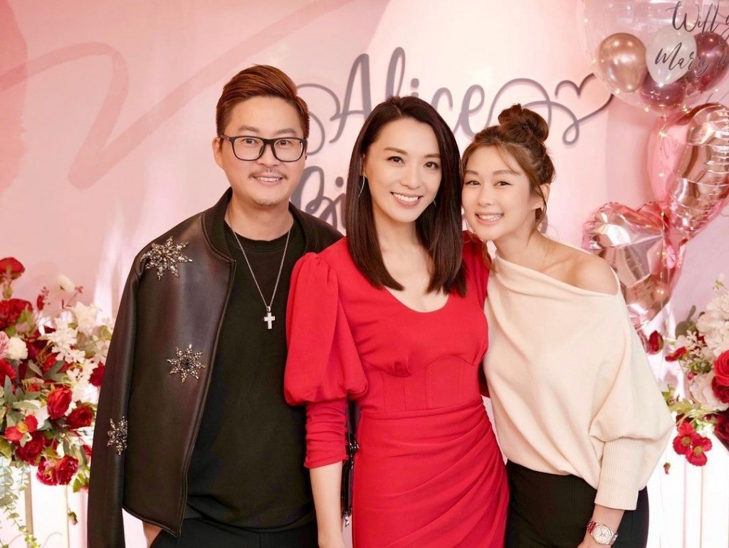 陳煒於48歲生日時，在好姊妹朱晨麗、岑麗香等人協助下，獲醫生男友陳國強送上巨型戒指蛋糕、99枝玫瑰花及3卡拉求婚鑽戒求婚。