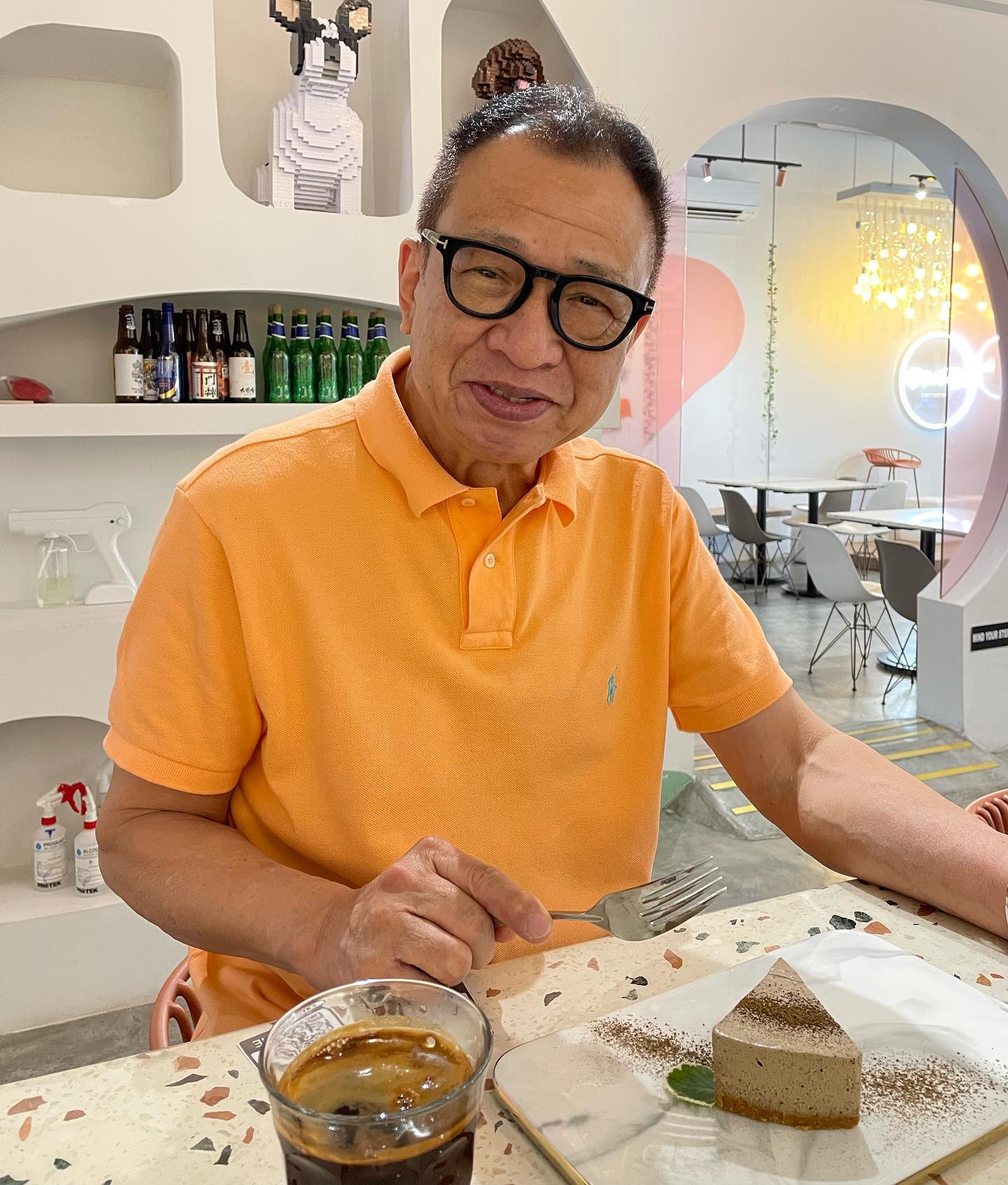 許紹雄出錢又出力，做cafe人肉招牌。