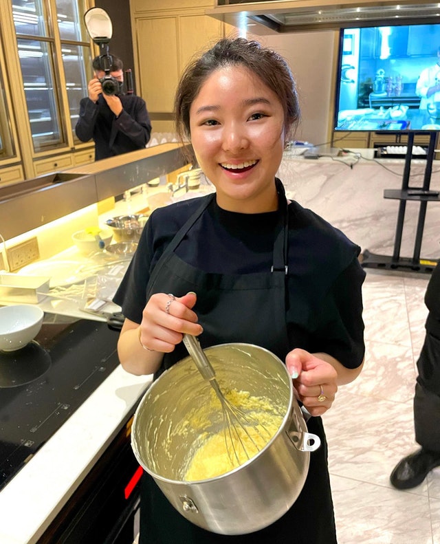 愛女許惠菁原本打算留在新加坡繼續讀書進修，但疫情關係，升學計劃擱置，留在家的她開始烘培蛋糕和曲奇。