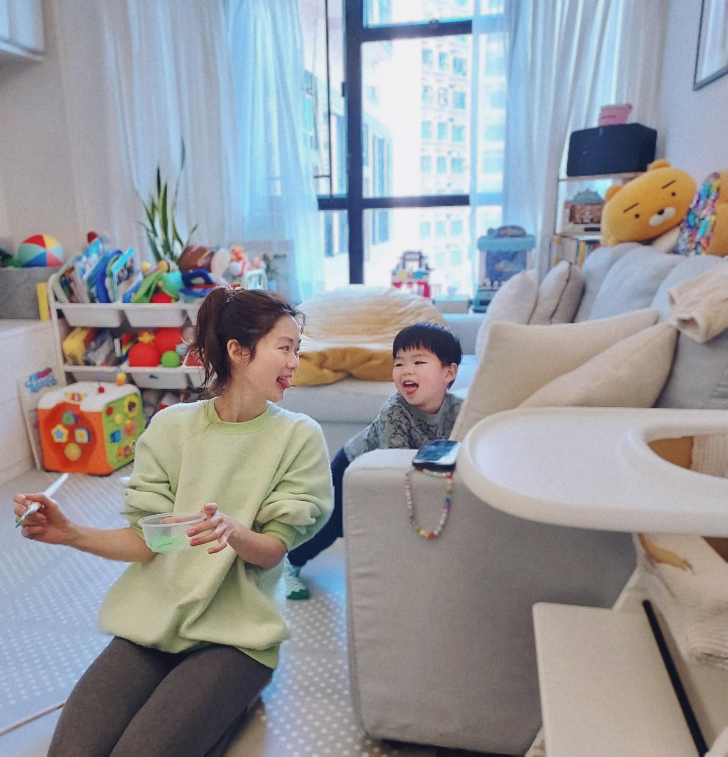 岑麗香家中客廳放滿了玩具,十足小型遊樂場,就算兩個囝囝足不出戶都不用怕悶。